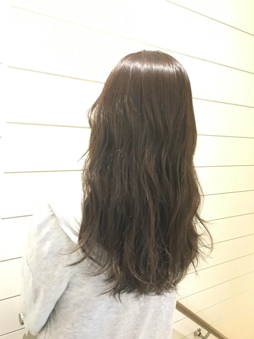 ロング カラー アッシュ 鍵山 千秋のヘアスタイル