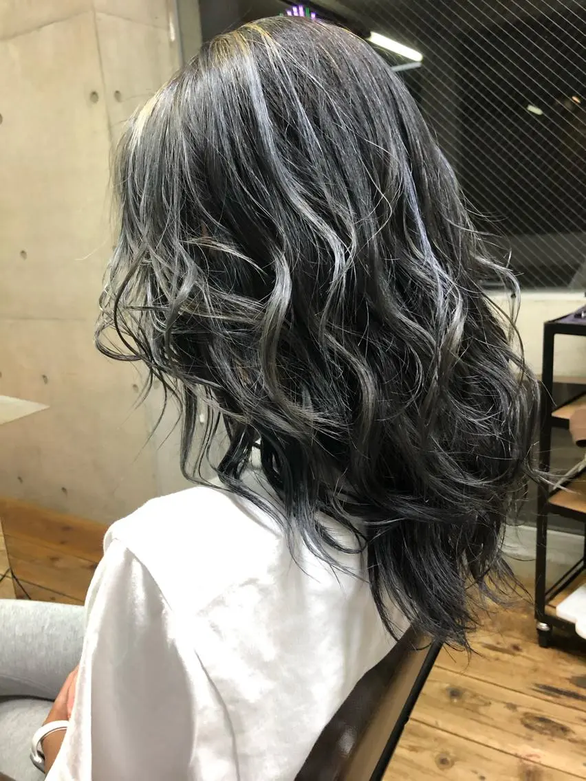 ロング カラー ブリーチ ハイライトカラー シルバー ハイライト nagisa /縮毛矯正のヘアスタイル