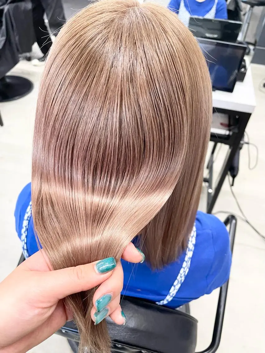 ミディアム カラー ベージュカラー ブリーチ LUXBE LUCE ひなののヘアスタイル