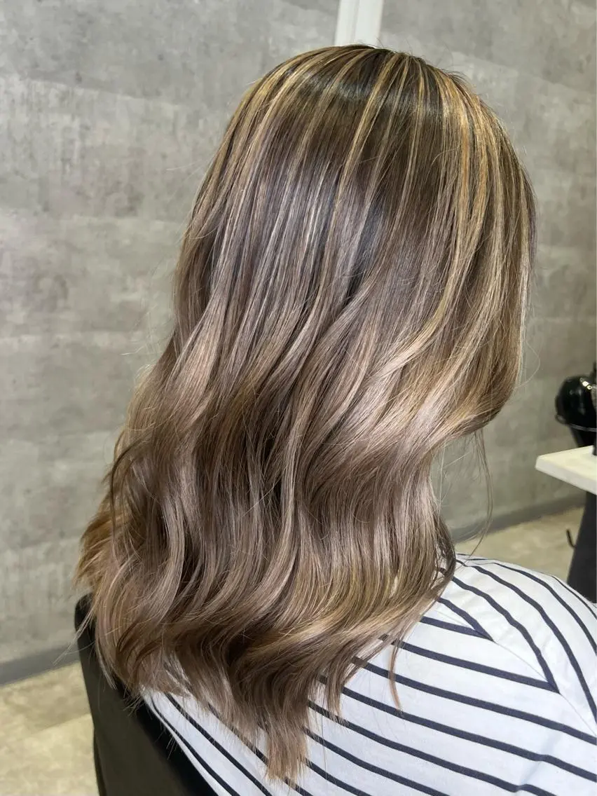 ロング カラー ヘアアレンジ ベージュカラー ブリーチ ダブルカラー ミルクティーベージュ ヨシンモリ hiiko顔まわり カットのヘアスタイル