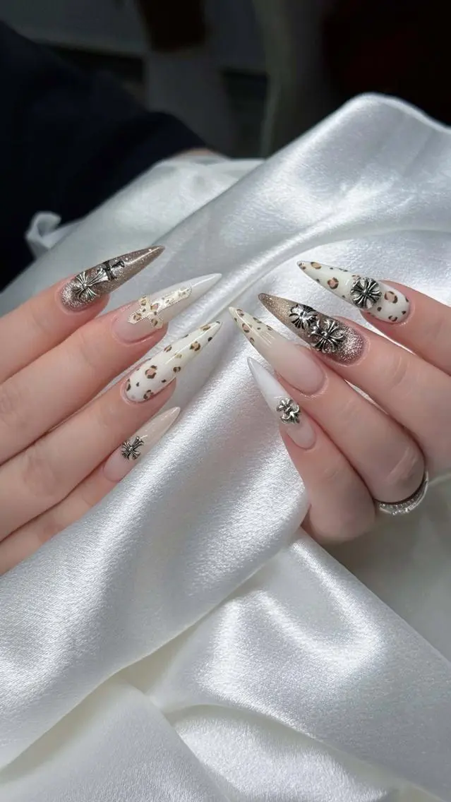 ネイル オーロラネイル ブルー チークネイル 長さ出し フットネイル ハンドネイル NAILS168 池袋西口駅前店のネイルデザイン