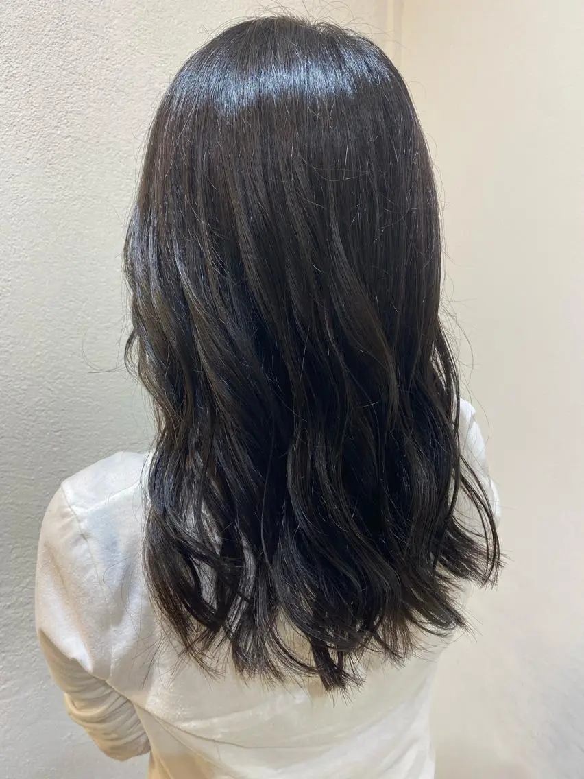 ロング カラー ダークグレー 塩崎 絢世のヘアスタイル