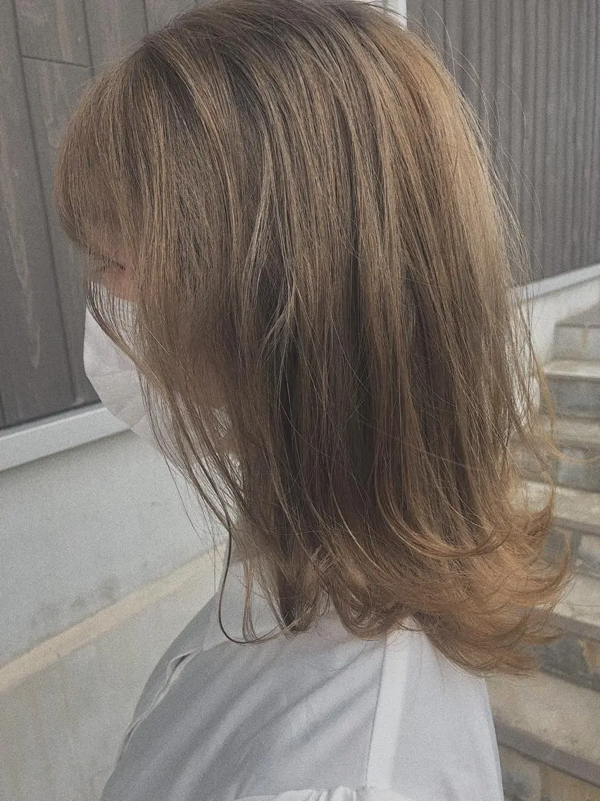 ミディアム カラー ベージュカラー ブリーチ ミルクティーベージュ カット ヘアカラー トリートメント NAKAGAWA YUICHIのヘアスタイル