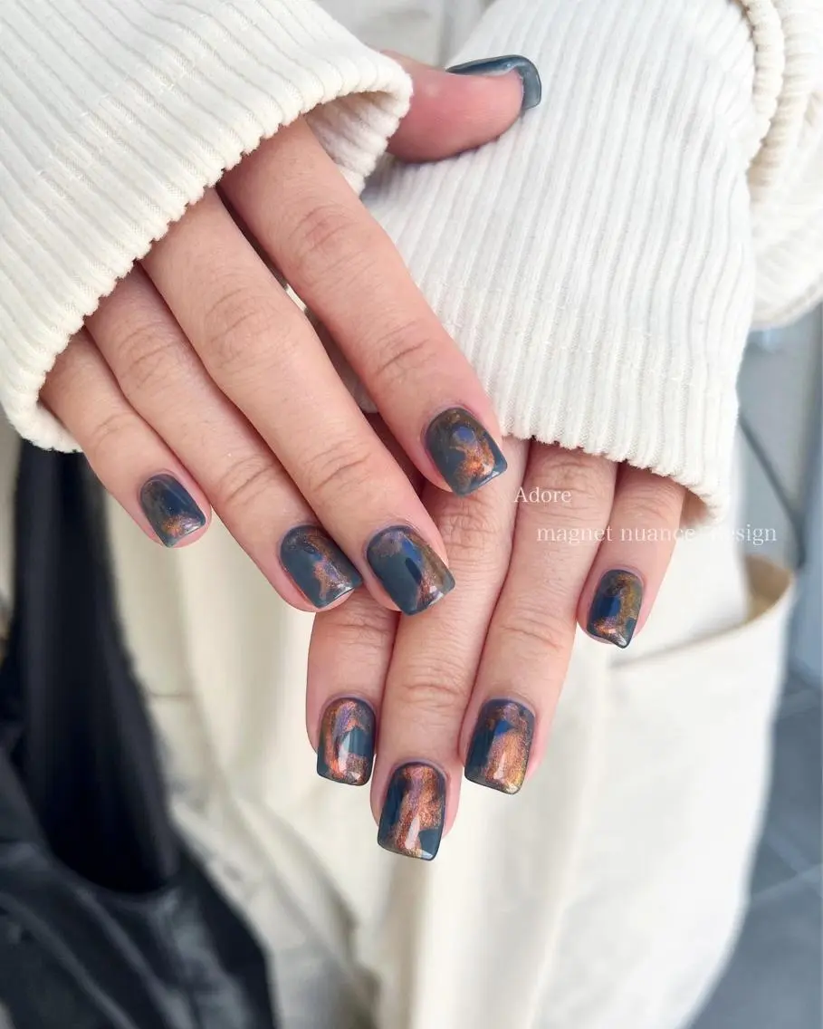 ネイル グリーン キラキラネイル マグネットネイル ニュアンスネイル オレンジ ハンドネイル Nail Adore.のネイルデザイン