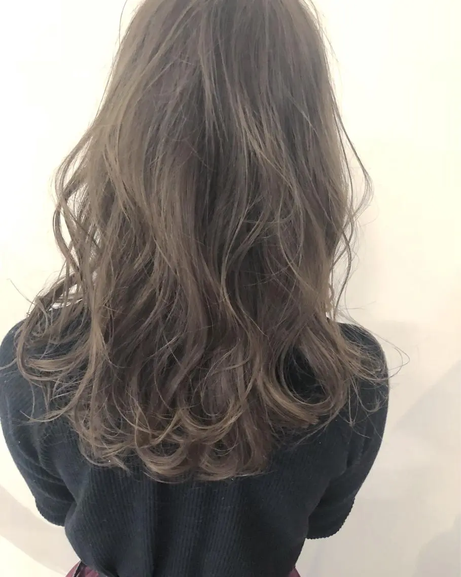 セミロング カラー パーマ グレージュ 髪質改善、エクステ 山口卓哉のヘアスタイル