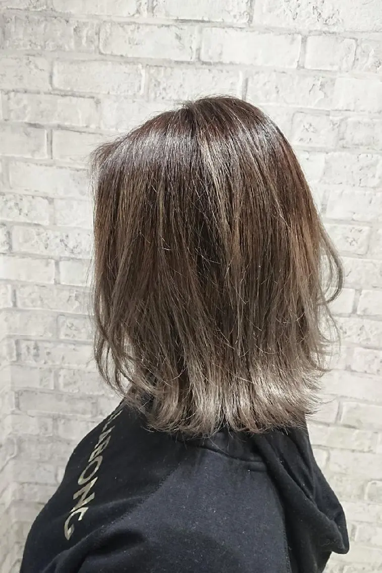 ミディアム カラー ヘアアレンジ 切りっぱなしボブ アッシュ アッシュグレー グラデーションカラー ハイライトカラー ヘアカラー トリートメント 秋山 幸太のヘアスタイル