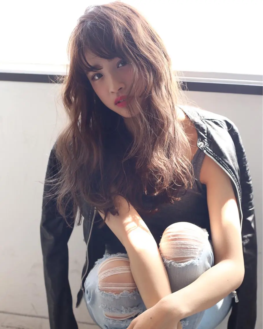セミロング 韓国式パーマ🔥 ブリーチ🔥TOMOのヘアスタイル