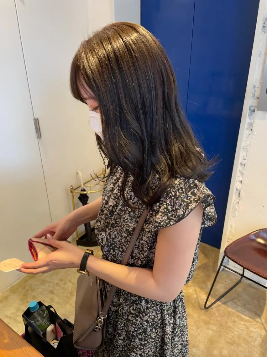 ミディアム カラー カット ヘアカラー トリートメント MIOベージュカラー 柔らかいカラーのヘアスタイル