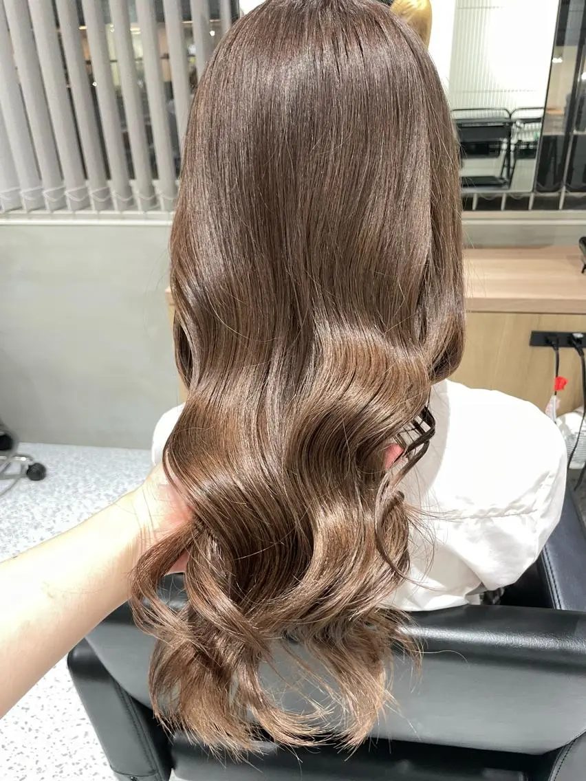 ロング カラー ベージュカラー ブラウンカラー 透明感カラー イルミナカラー ナチュラルブラウン ブリーチ/ハイトーン 艶カラー/ユリナのヘアスタイル