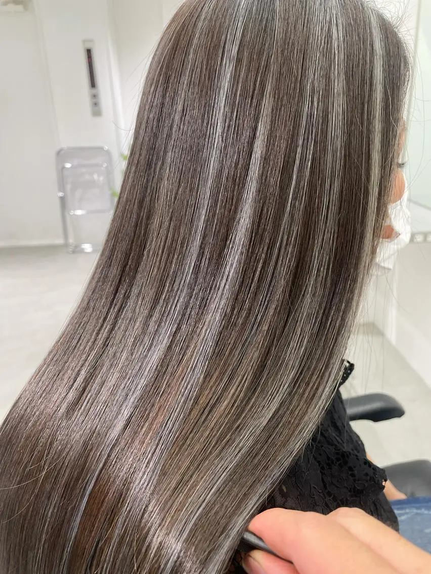ロング カラー アディクシーカラー バレイヤージュ ベージュカラー ブリーチ ケアブリーチ ヘアカラー トリートメント ito. ブリーチ/髪質改善のヘアスタイル