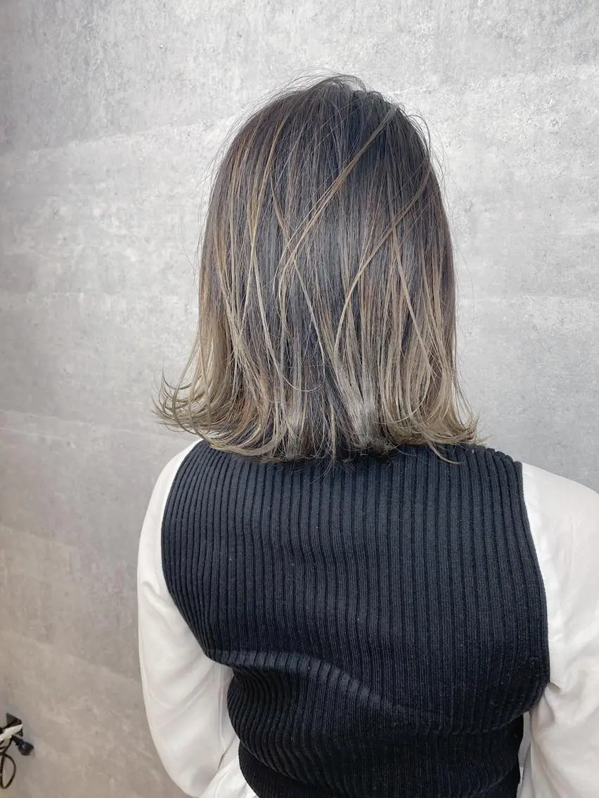 ミディアム カラー _WHITE 天王寺のヘアスタイル