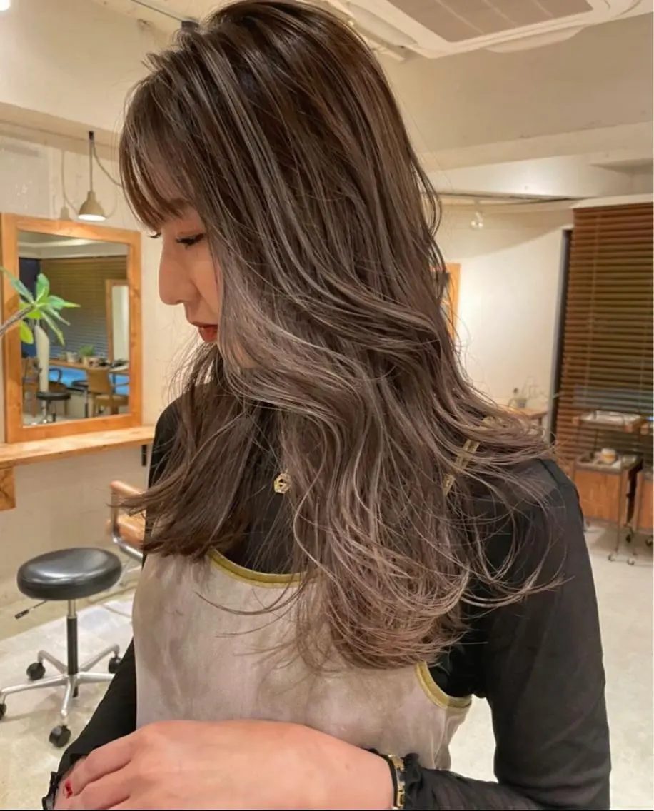 ロング カラー ブリーチ ダブルカラー フォギーグレージュ グレージュ ハイライトカラー ファッションに 溶け込むstyleのヘアスタイル