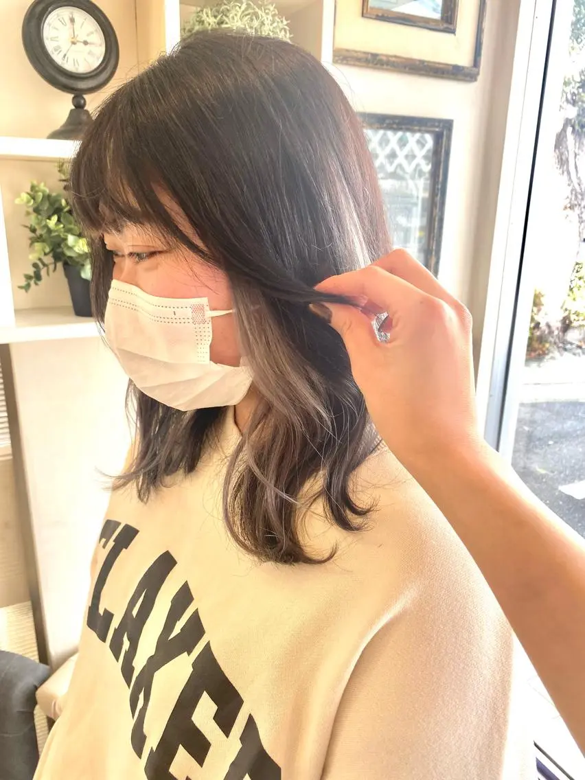 セミロング カラー ブリーチ インナーカラー シルバー 小野 茉奈美のヘアスタイル