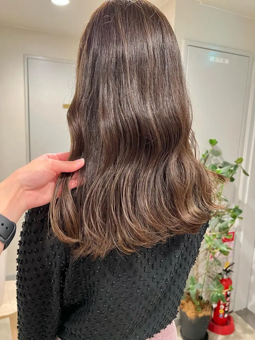 ロング カラー 透明感カラー グレージュ オリーブグレージュ オリーブグレー ✨️今だけ無料✨️ 鶴田みなみのヘアスタイル
