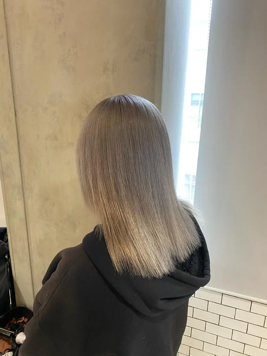 ミディアム カラー ベージュカラー シルバー シルバーベージュ ハイトーンエフェクト ブリーチいち丸のヘアスタイル