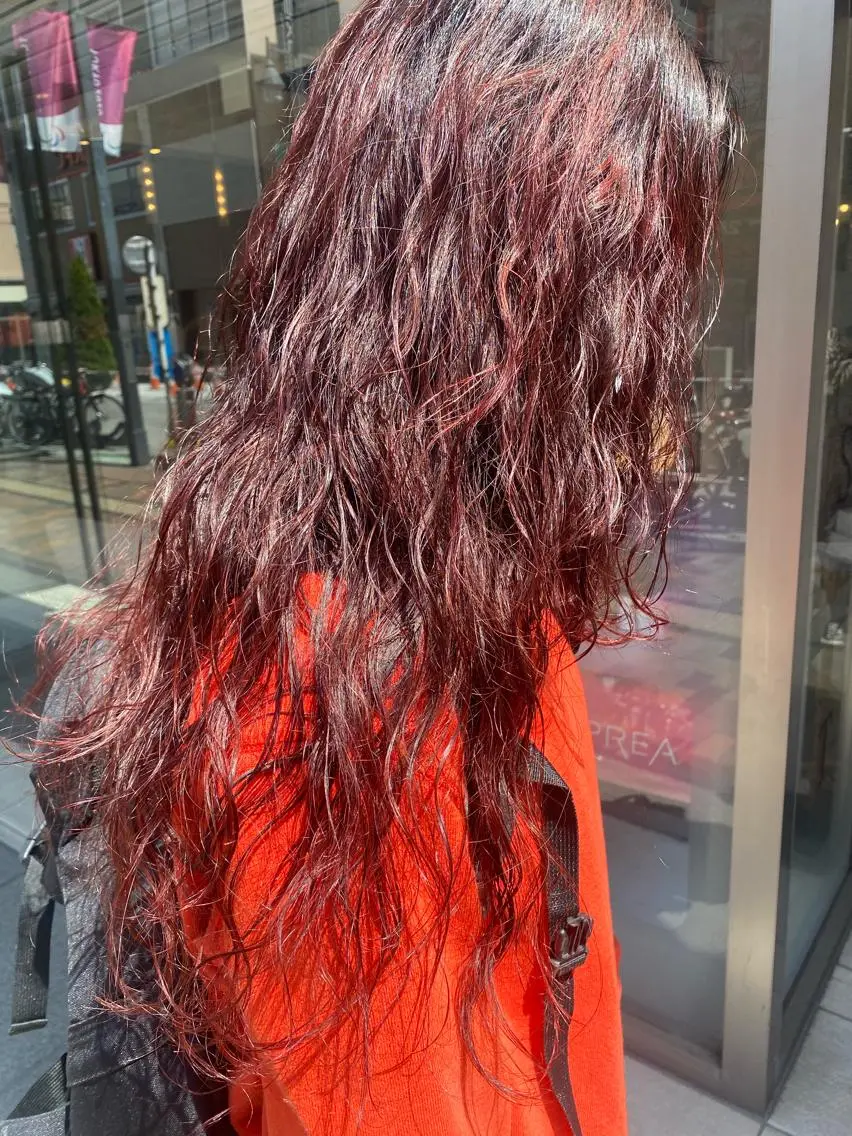 ロング カラー パーマ ヘアアレンジ メンズ キッズ ネイル mana 暖色カラーカットのヘアスタイル