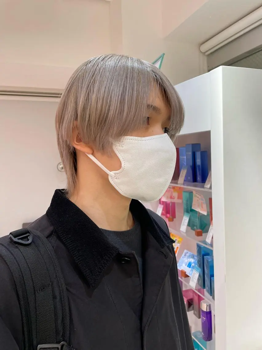 カラー メンズ 渡部凌我 小顔ウルフ ハイトーンカラーのヘアスタイル