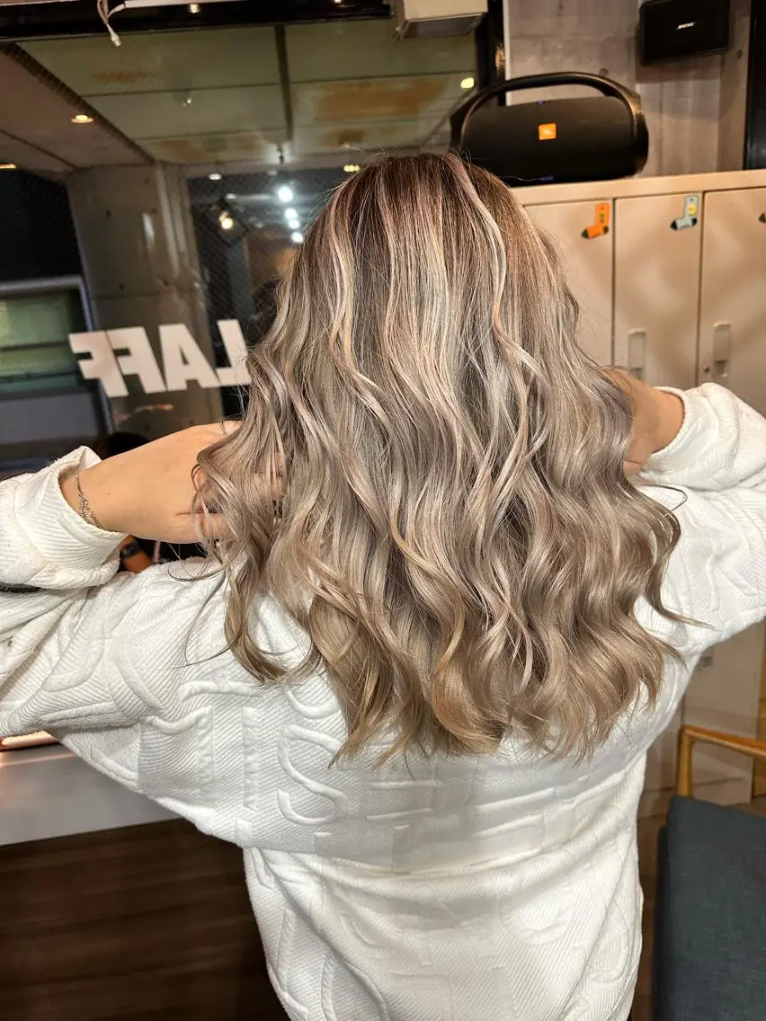 セミロング カラー カット ヘアカラー トリートメント ヘアセット 難波ブリーチカラー 伊藤洋輝のヘアスタイル