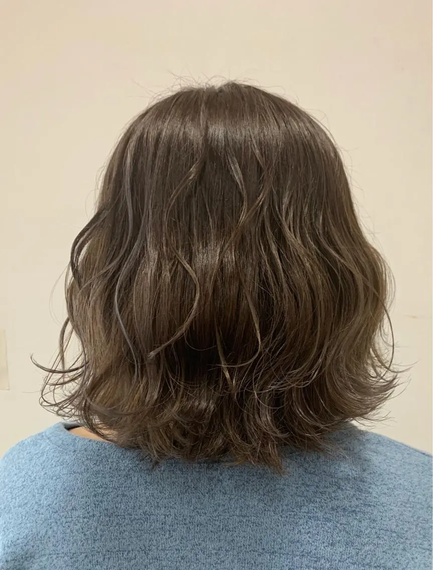 ミディアム カラー ハイライトカラー ハイライト 脱白髪染め美容師 竹内涼乃のヘアスタイル