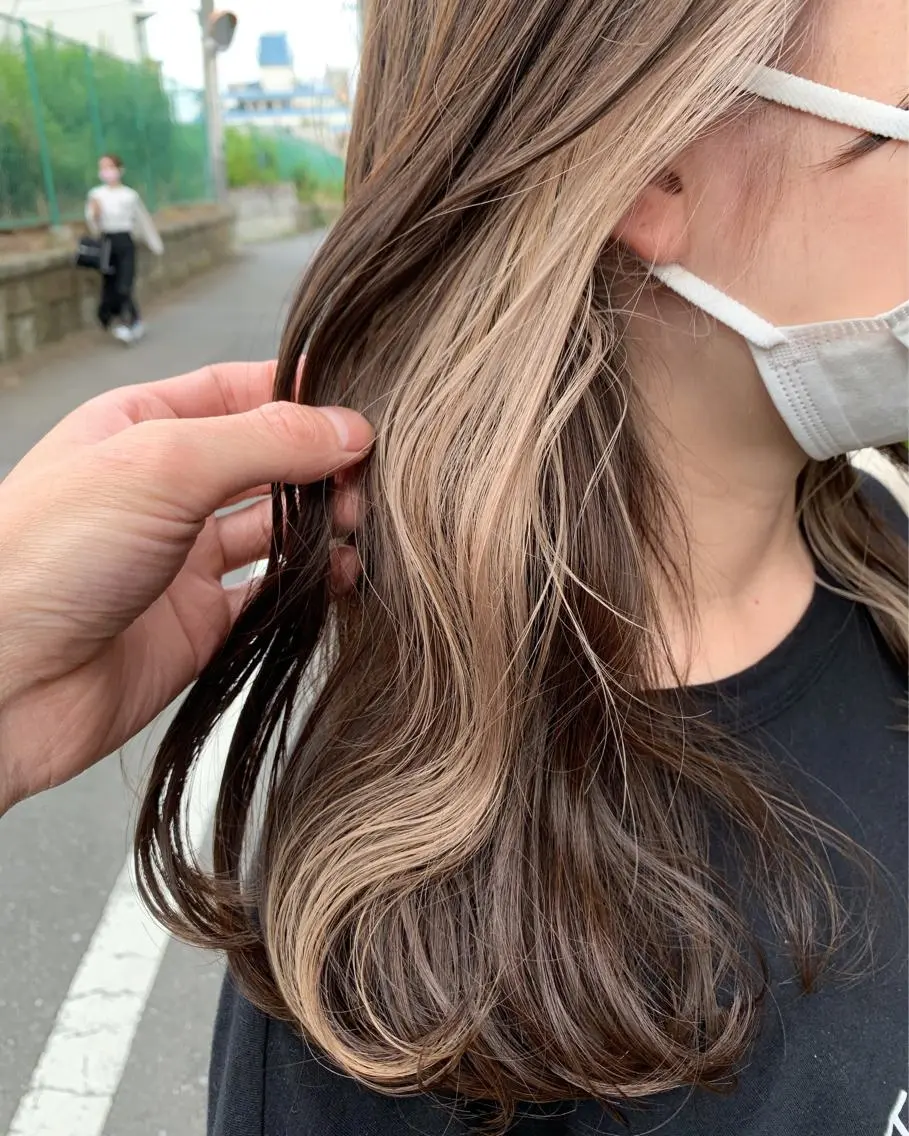 セミロング カラー ベージュカラー ブリーチ ケアブリーチ イヤリングカラー ホワイトベージュ カット ヘアカラー 溝口 恭章のヘアスタイル
