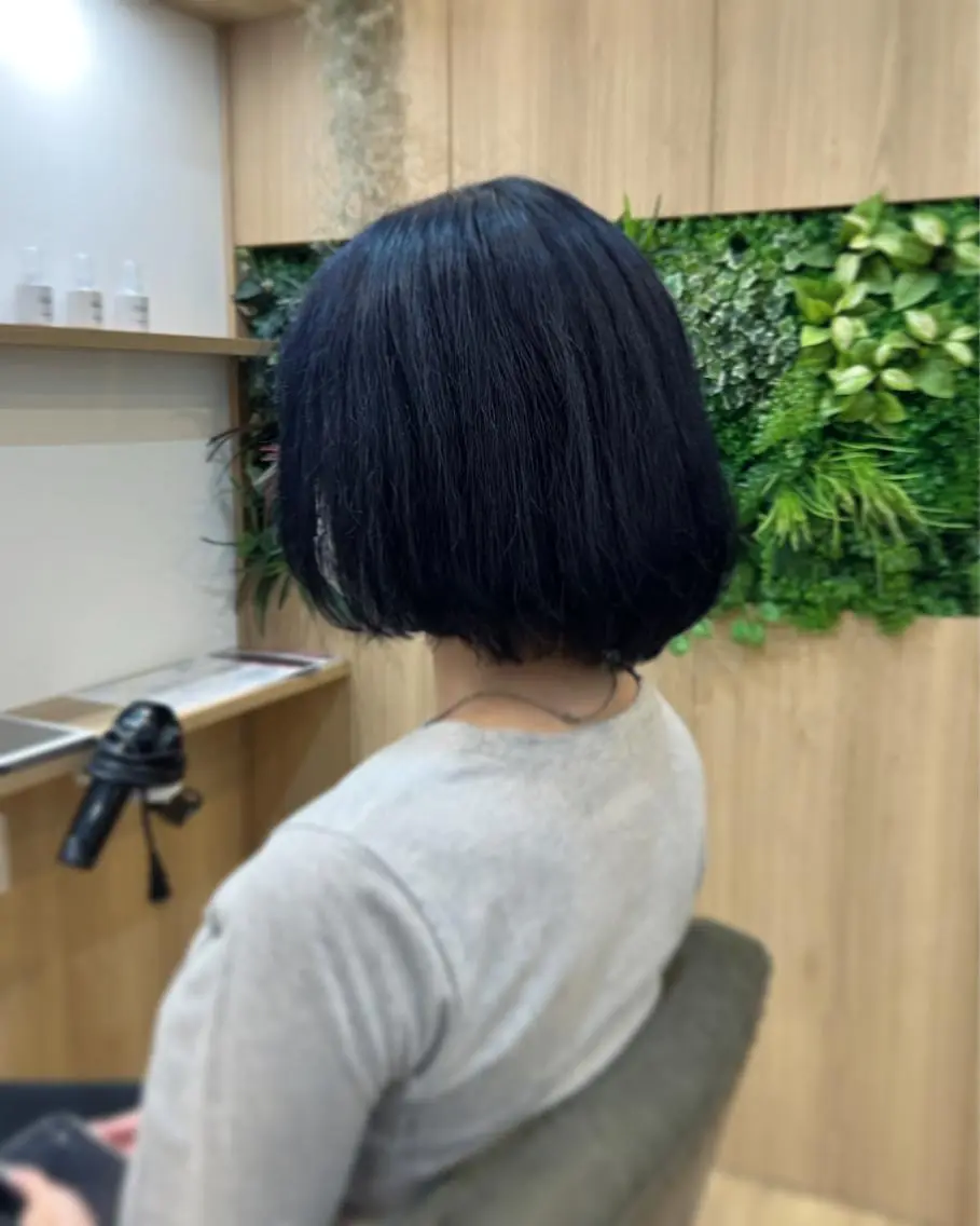 カラー 黒髪 ブリーチ ブルーカラー ブルーブラック 竹内 愛理のヘアスタイル