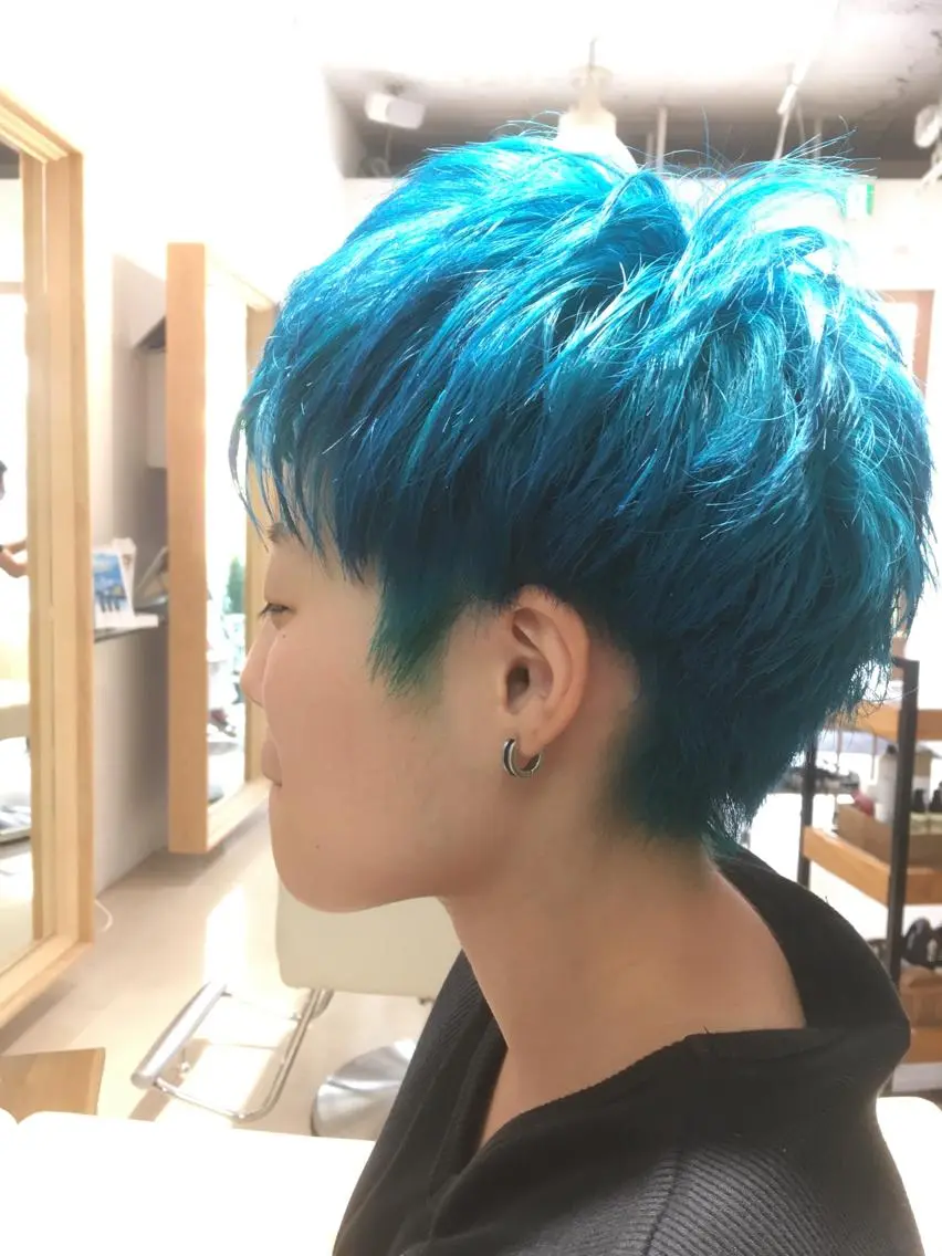 ショート カラー ブリーチ ブルーカラー 安永 涼のヘアスタイル