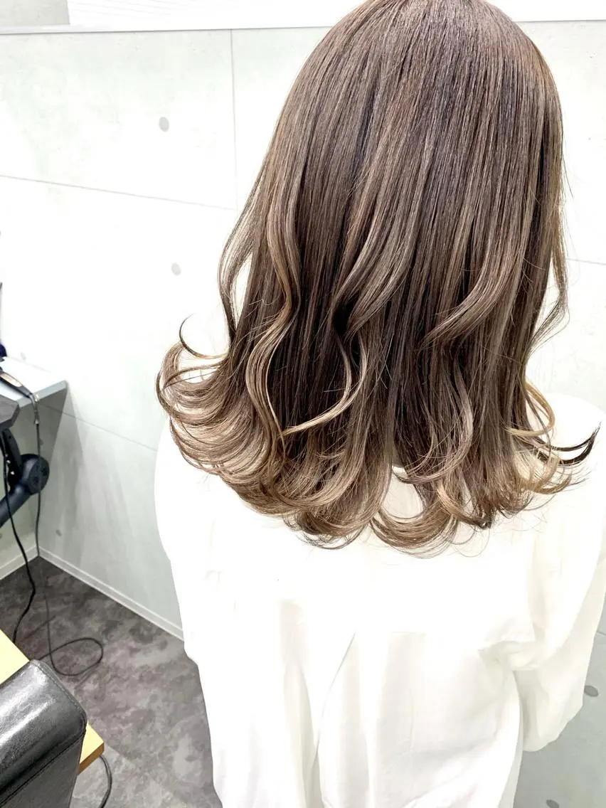 ミディアム カラー アッシュ ミルクティーアッシュ カット ヘアカラー ルーチェヘアー 北摂エリアNo.1のヘアスタイル