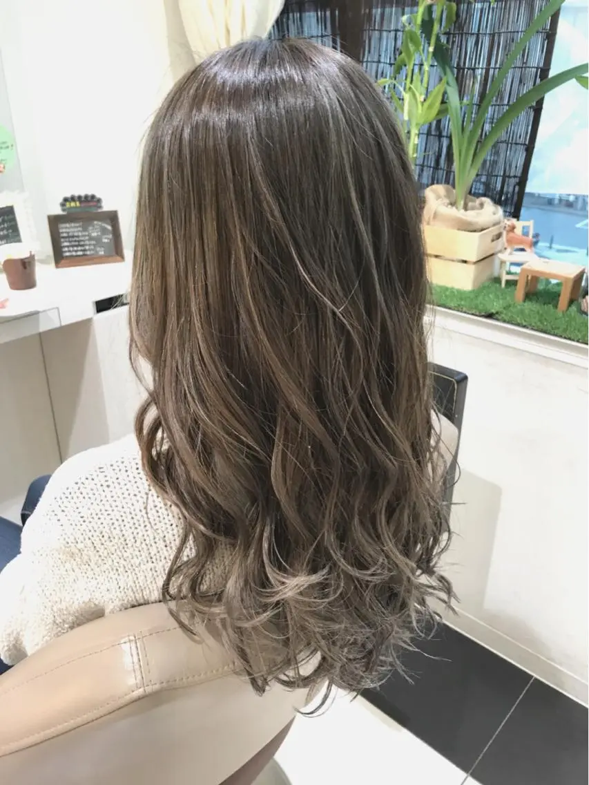 セミロング カラー 透明感カラー グラデーションカラー グレージュ ハイライトカラー ハイライト 山崎俊輔/髪質改善 /バレイヤージュのヘアスタイル