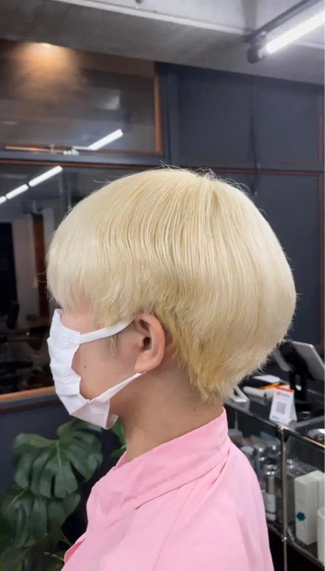 ショート カラー ブリーチ 抜きっぱなしブロンド ブロンド レイヤー/透明感 カラー ☽EMIRIのヘアスタイル