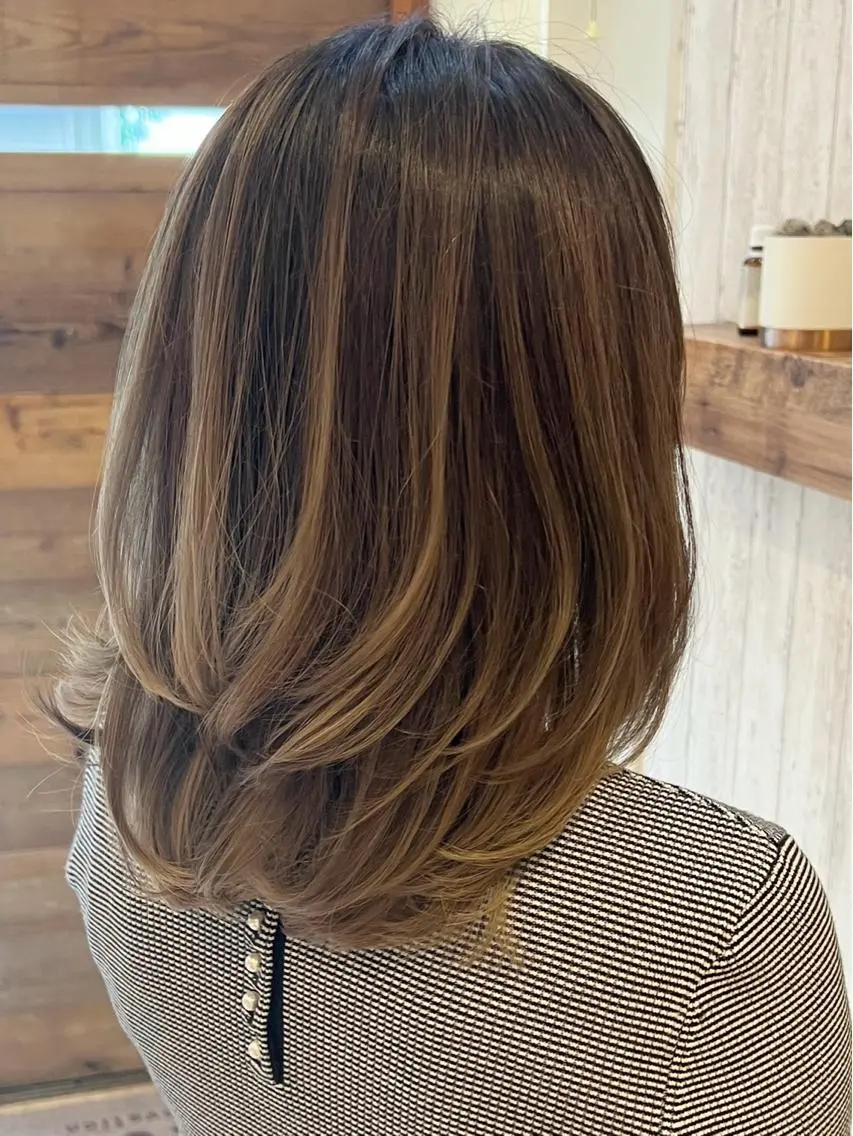 ミディアム レイヤーカット 乕谷 美潮のヘアスタイル