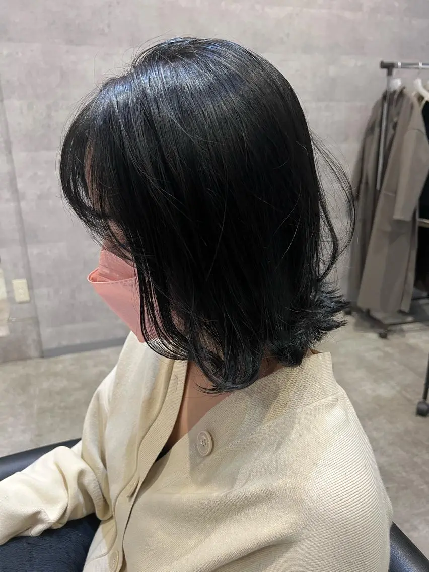 ミディアム カラー ヘアアレンジ ベージュカラー ブリーチ ダブルカラー ミルクティーベージュ ヨシンモリ hiiko顔まわり カットのヘアスタイル