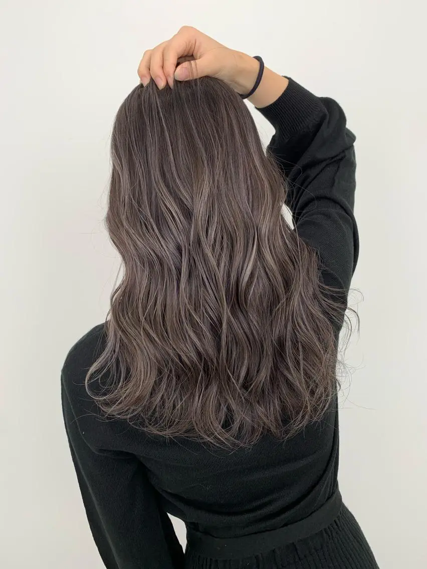 セミロング ハイライト 山田 絵里菜のヘアスタイル