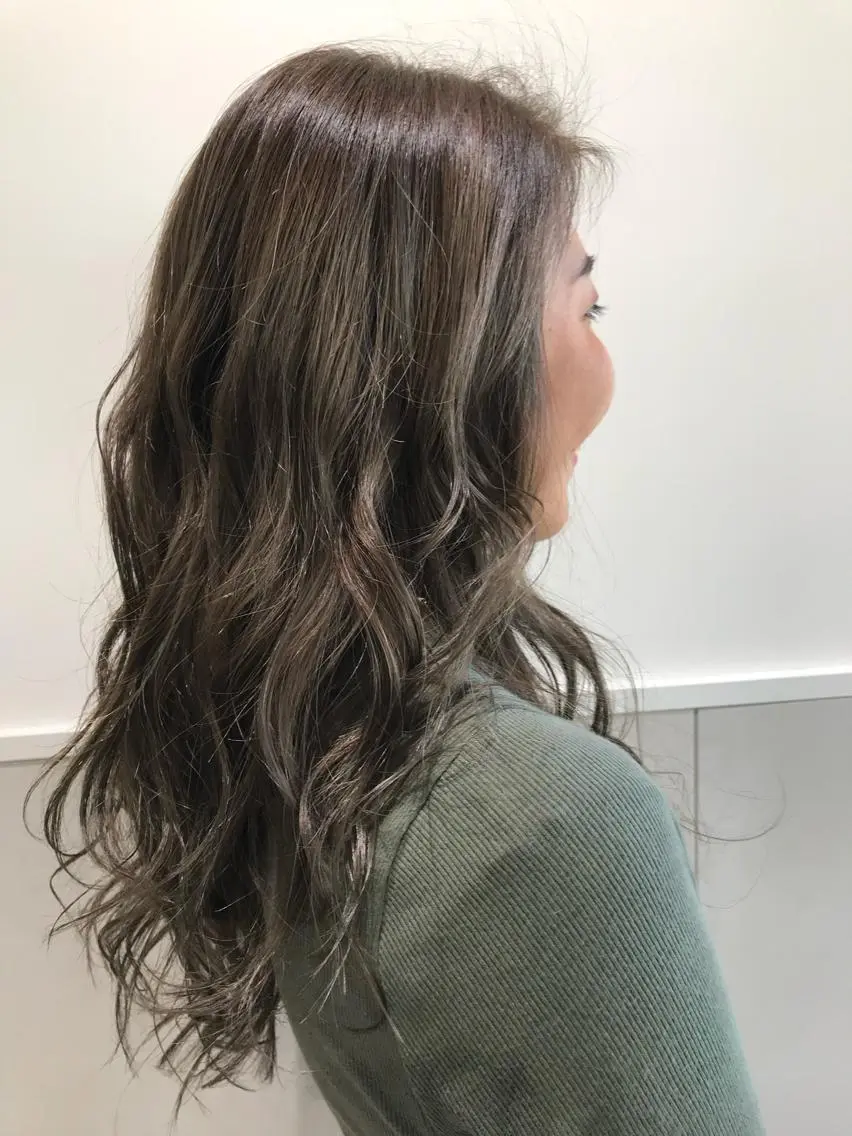 セミロング カラー 小栗 麻衣のヘアスタイル