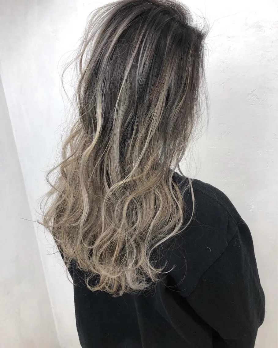 ロング カラー バレイヤージュ ハイライトカラー ハイライト レイヤーカット ヘアカラー トリートメント ブリーチカラーレイヤ ーカット🦋annaのヘアスタイル