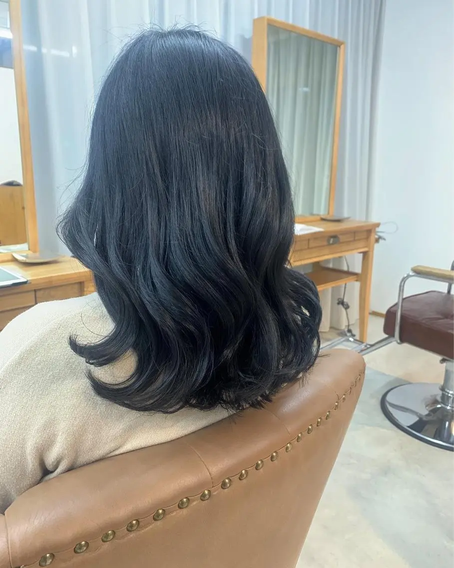 セミロング カラー 黒髪 ブルーカラー ブルーブラック cirrus🕊 山縣あかりのヘアスタイル