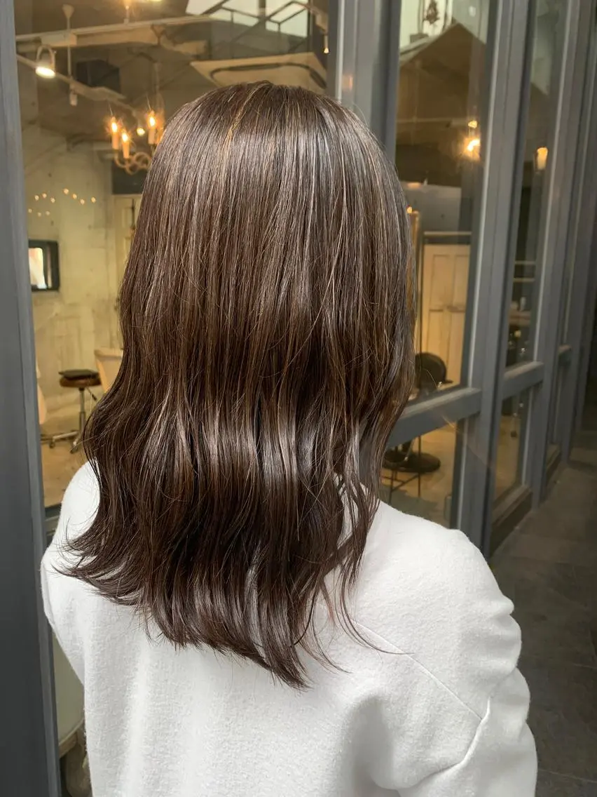 ミディアム カット ヘアカラー トリートメント マネージャー八尾 裕一郎のヘアスタイル
