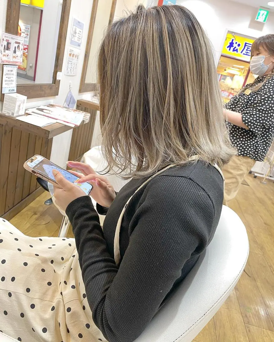 ロング アッシュ 外国人風カラー ハイライト レイヤーカット トリートメント 横浜ブリーチムラ直し ハイトーン/ブリーチのヘアスタイル