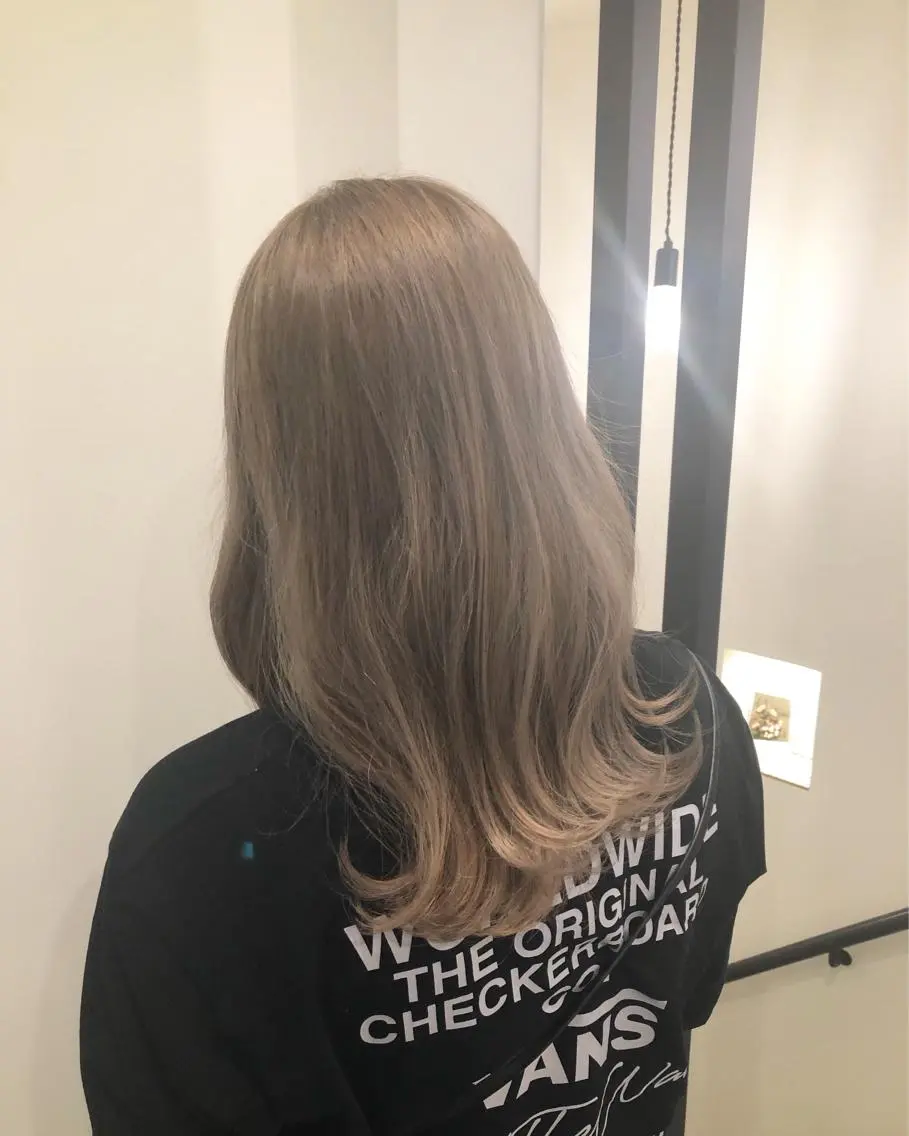セミロング カラー ベージュカラー ブリーチ ミルクティーベージュ ニュアンスカラー🫧 加納のヘアスタイル