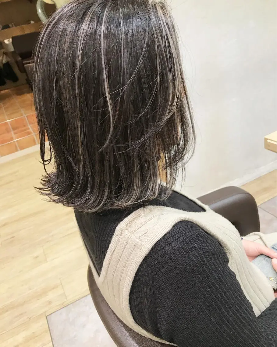 ミディアム カラー ハイライトカラー ハイライト カット ヘアカラー トリートメント ブリーチカラーレイヤ ーカット🦋annaのヘアスタイル