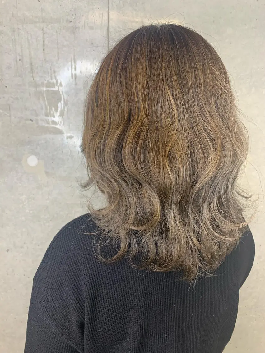 ミディアム ハイライト 梅本 有希のヘアスタイル