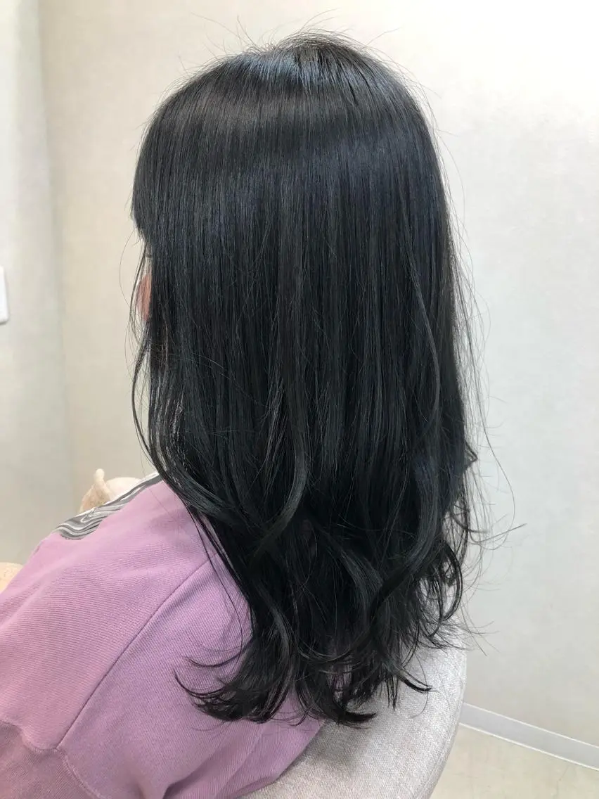 セミロング カラー 黒髪 ブルーカラー ブルーブラック カット ヘアカラー ショート/白髪ぼかし 君和田若菜のヘアスタイル