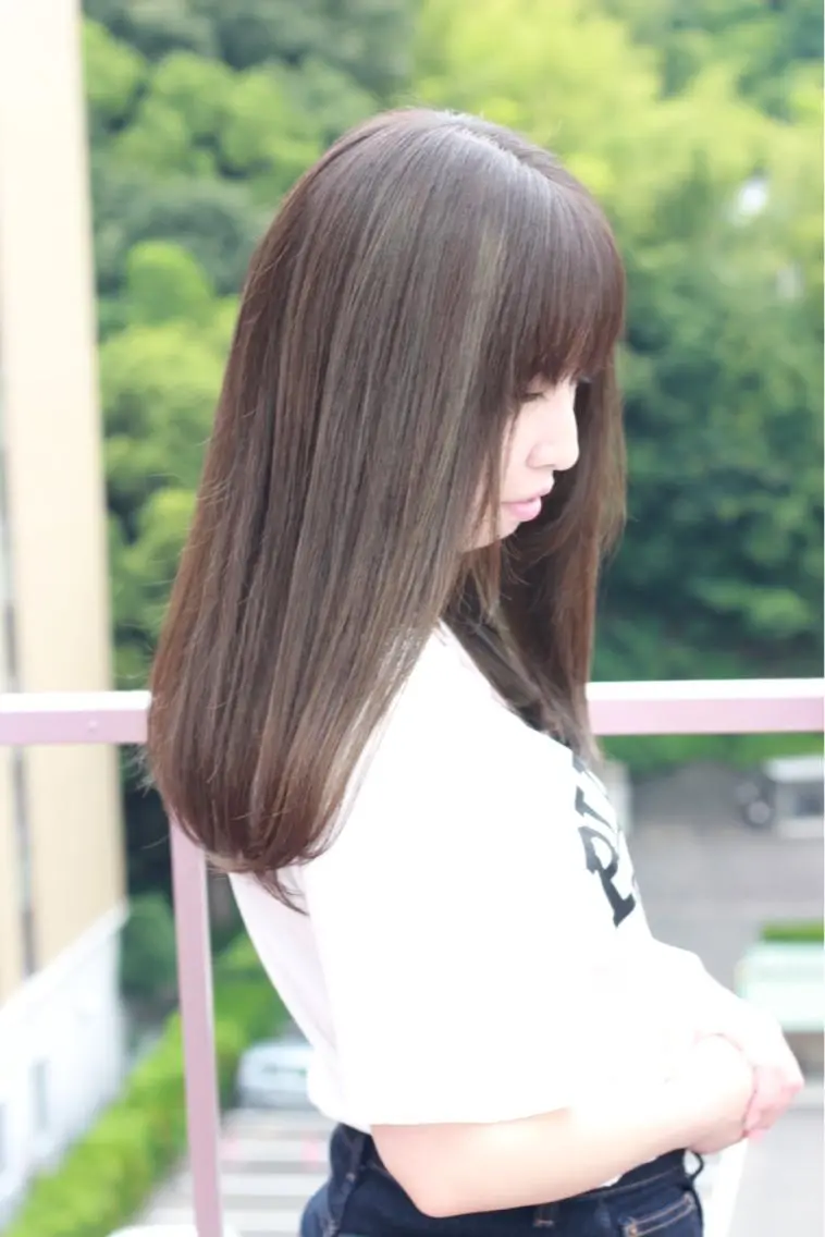 セミロング カラー アッシュ ハイライトカラー オリーブアッシュ ハイライト ヘアカラー Viage （ビアージュ）のヘアスタイル