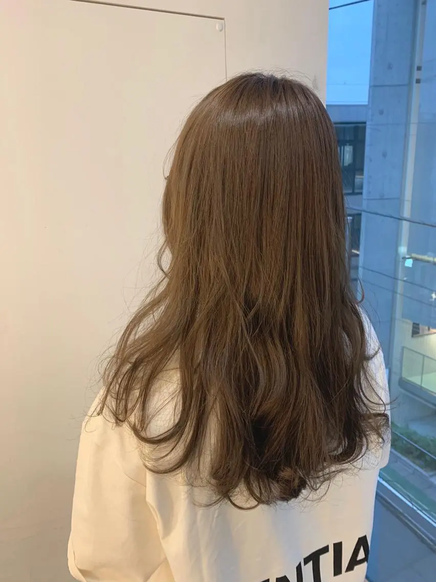 セミロング カラー パーマ ヘアアレンジ ベージュカラー ミルキーベージュ 加藤 綾華のヘアスタイル