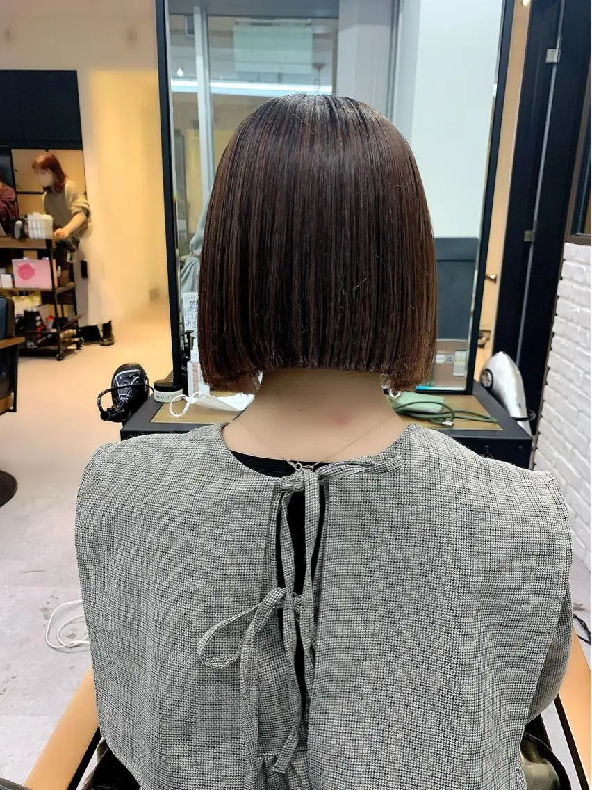 ミディアム カラー パーマ ヘアアレンジ メンズ キッズ ネイル マツエク・マツパ アイブロウ カット 縮毛矯正 レイヤーカット／ 巻ける縮毛矯正のヘアスタイル