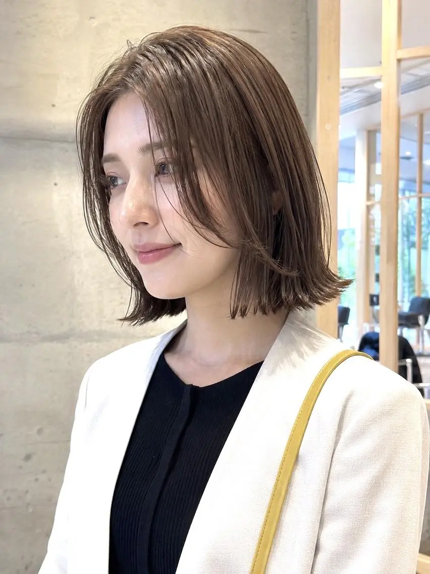 ミディアム カラー 切りっぱなしボブ ミディアムレイヤー グレージュ ボブ 髪質改善 切りっぱなしボブ/ 透明感カラー/うらんのヘアスタイル
