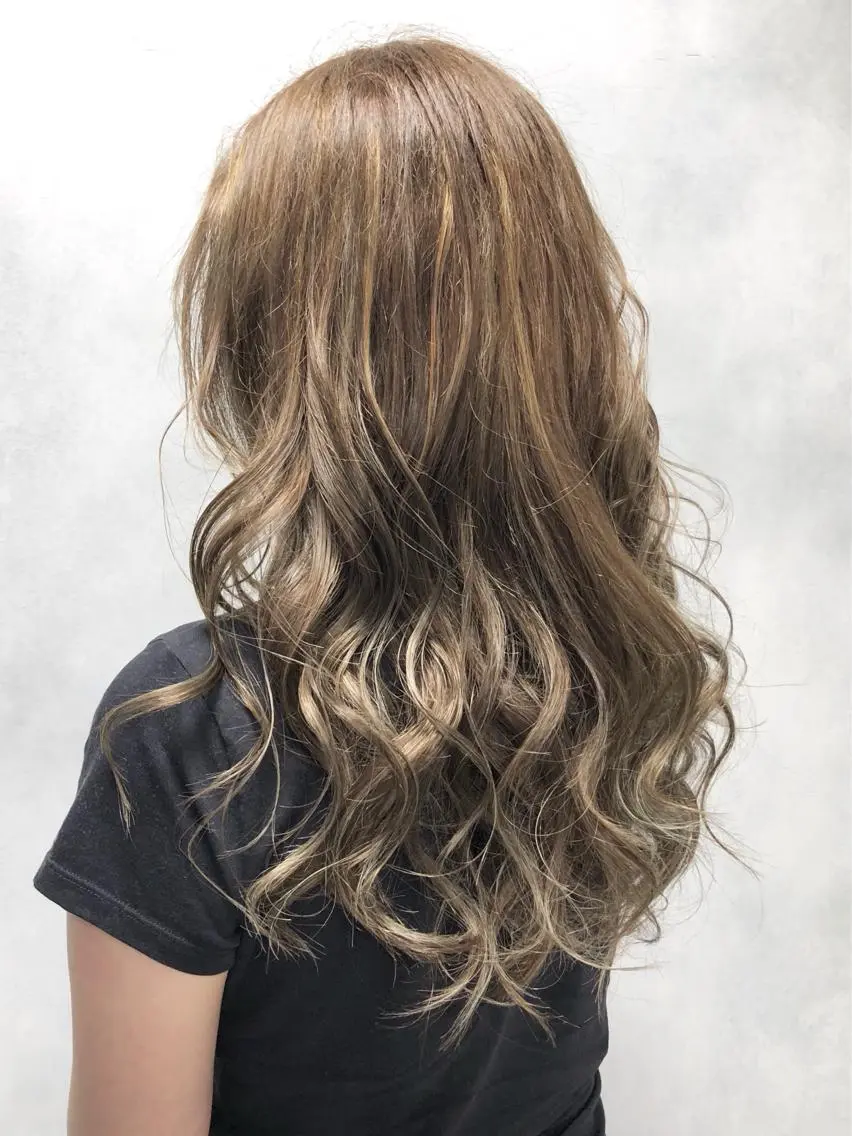 ロング 外国人風カラー ハイライト ヘアカラー トリートメント 小澤大輔 YOLO hairのヘアスタイル