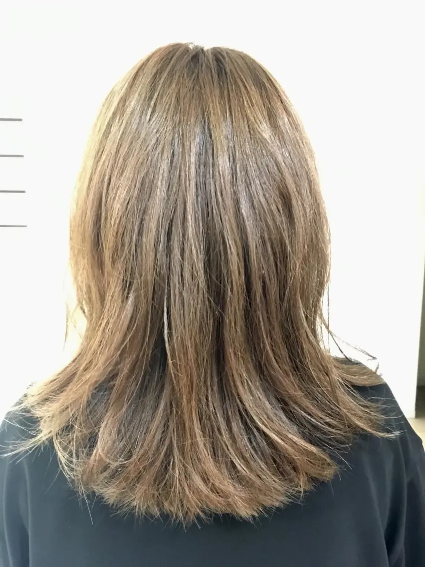セミロング カラー アッシュ ブリーチしてても 綺麗にかかる縮毛矯正のヘアスタイル