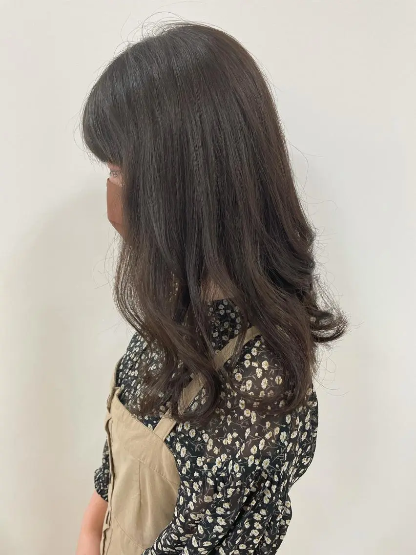 ロング カラー ヘアカラー トリートメント 顔まわりカット✄ ベージュカラー🧸のヘアスタイル