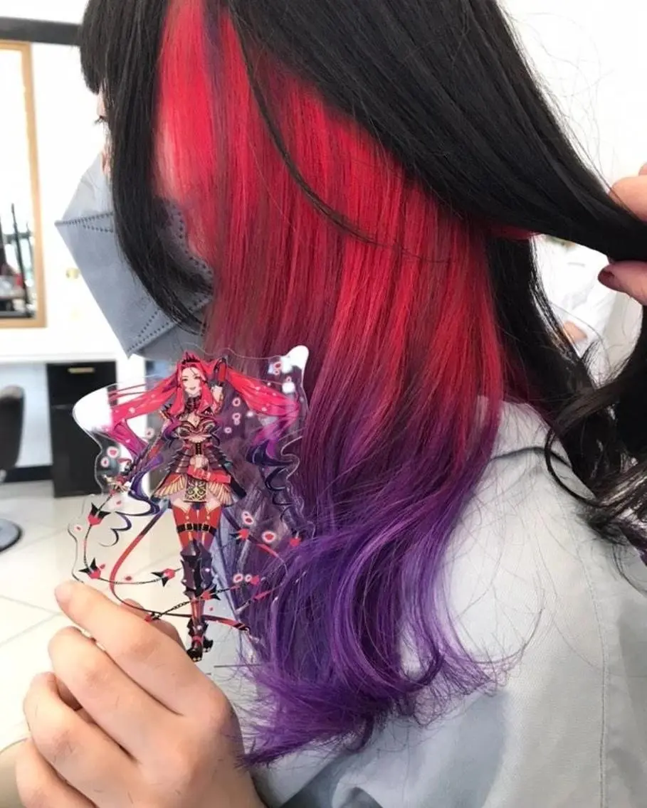 ミディアム カラー インナーカラー レッドカラー バイオレットカラー ウルフカット/デザイ ンカラー/あらげのヘアスタイル