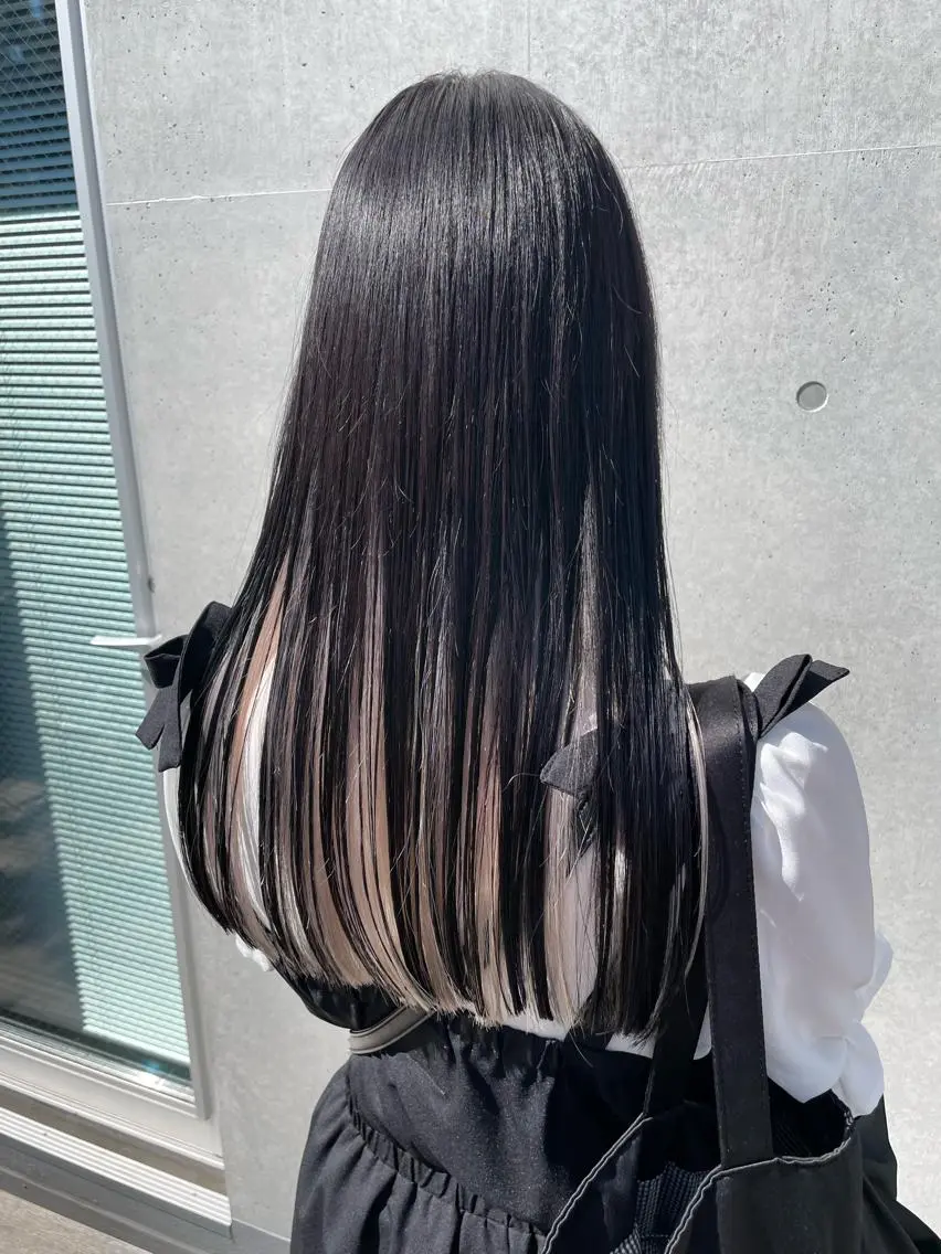 ロング カラー インナーカラー 推し ブリーチ 髪質改善のヘアスタイル